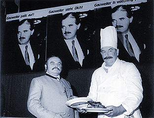 Richard Süßmeier und sein Koch vor den Gauweiler-Plakaten (photographiert von Otfried Schmidt)